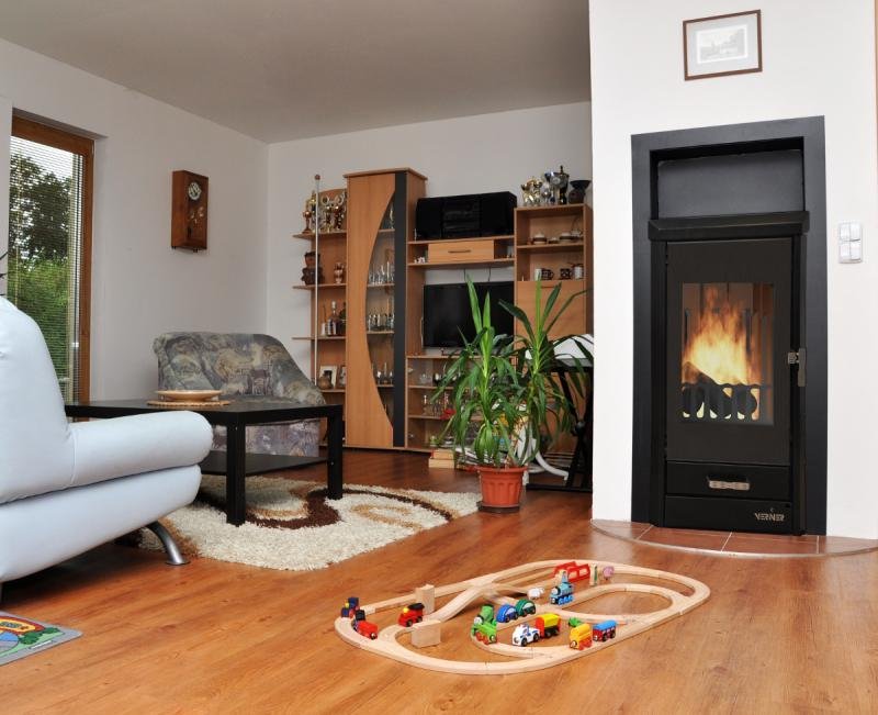 Verner 13/10.2 in woonkamer met brandend vuur