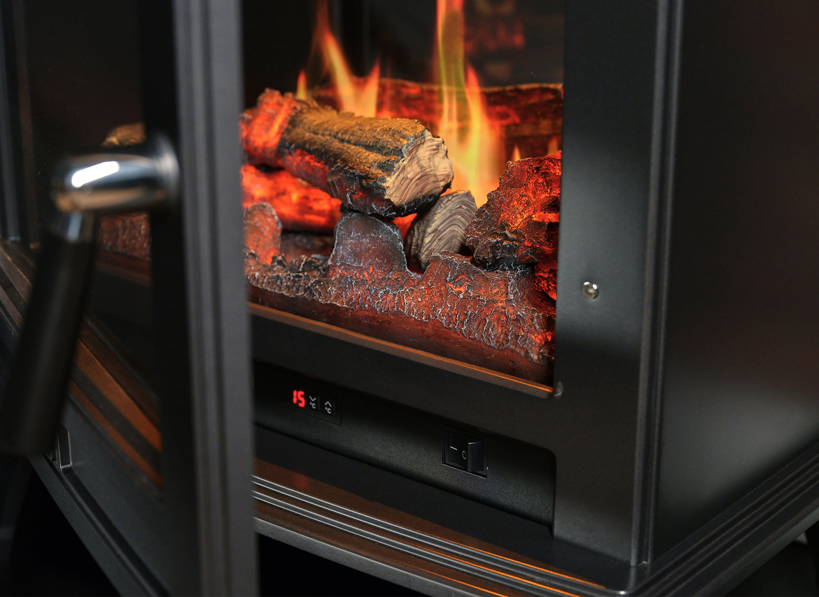 Dimplex Belgravia met brandende houtblokken en bedieningspaneel