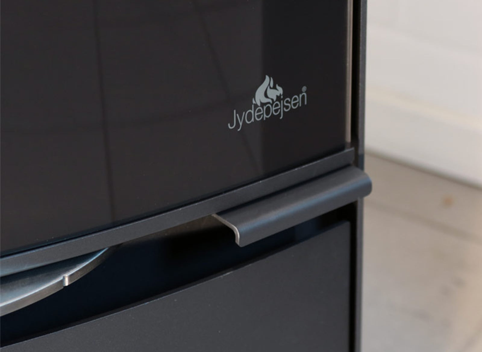 Jydepejsen Bella hoog zijruiten detail met logo en metalen handgreep