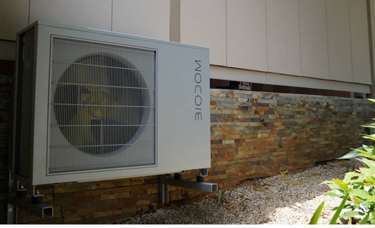 Biodom BioBlock 9M buitenunit aan gevel, met ventilator en rooster