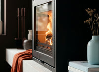 Wanders WAN-2075 Black Edition Low met brandend vuur in een stijlvol interieur