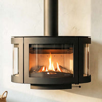 Wanders Black Pearl houtkachel met brandend vuur in een interieur
