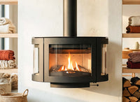 Wanders Black Pearl houtkachel aan witte wand met brandend vuur