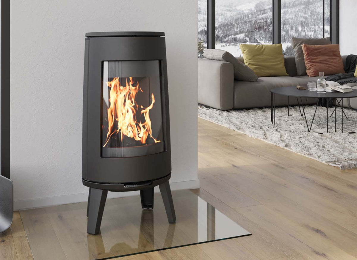 Dovre BOLD 300 houtkachel met brandend vuur in een moderne woonkamer