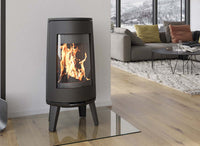 Dovre BOLD 300 houtkachel met brandend vuur in een moderne woonkamer