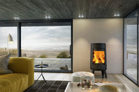 Dovre BOLD 300 in moderne woonkamer met brandend vuur bij groot raam
