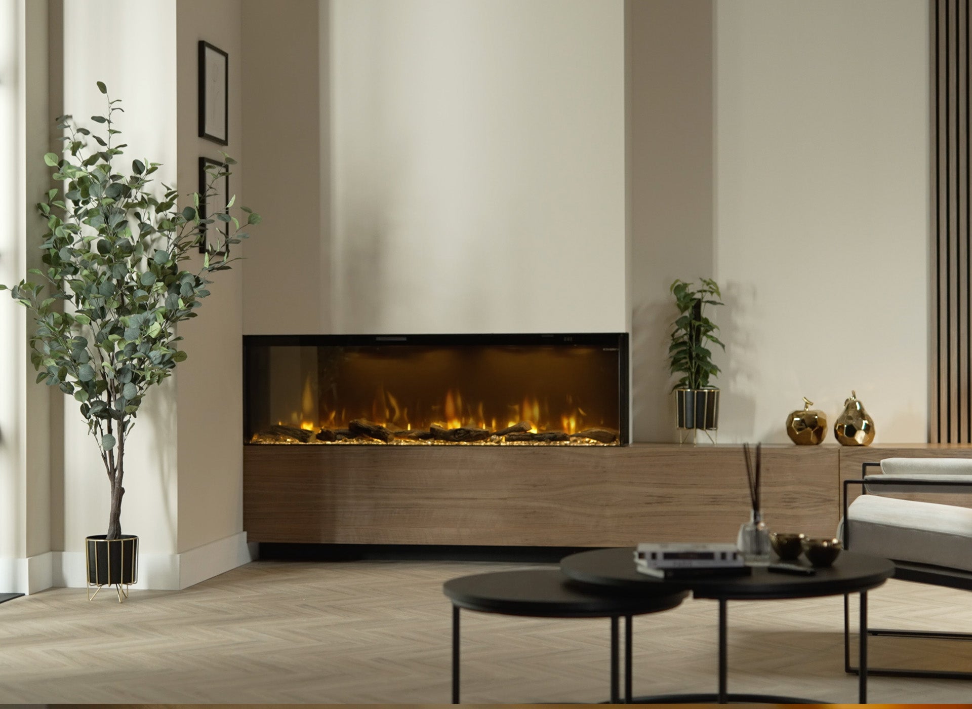 Woonkamer met de Dimplex Ignite Bold 60 elektrische haard, planten en moderne meubels.