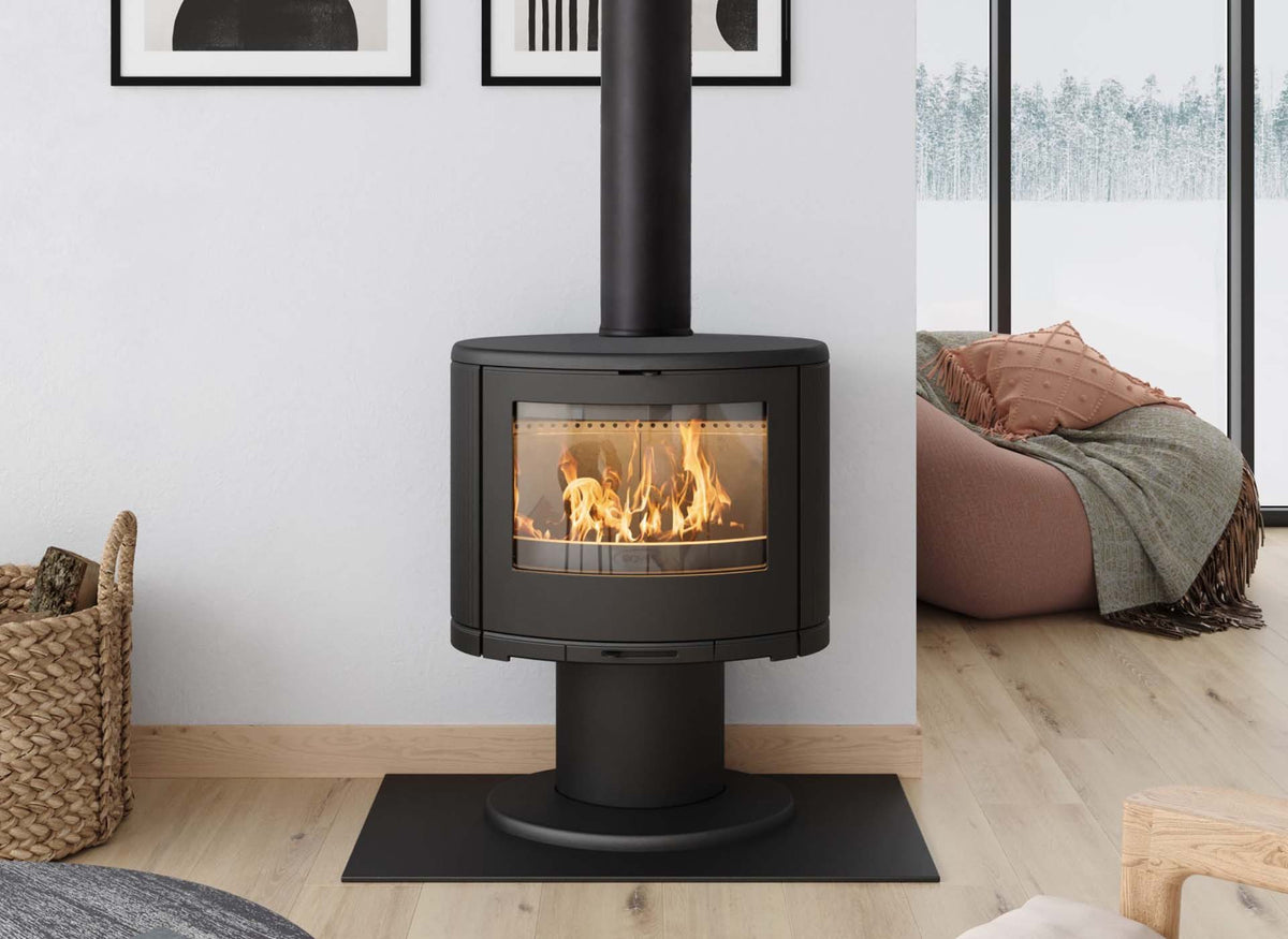 Dovre BOW/P houtkachel met brandend vuur in een sfeervolle woonkamer