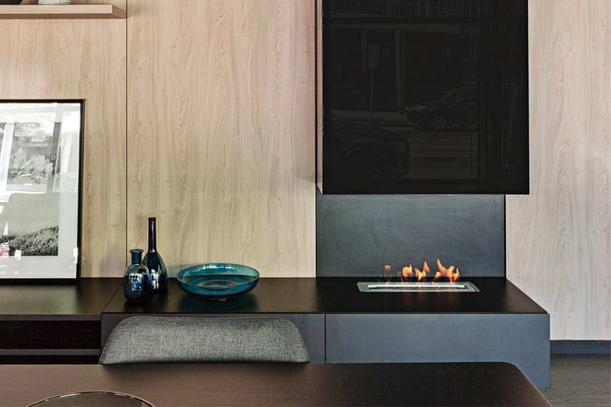 Icon Fires Slimline brander 500mm ingebouwd in zwarte tafel in moderne woonkamer
