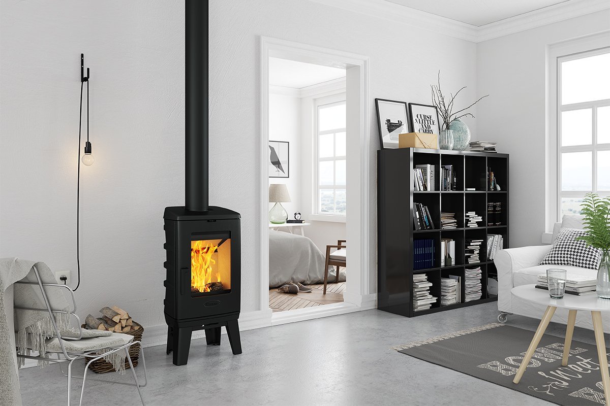 Dovre BRUT houtkachel met hoge poten in moderne woonkamer