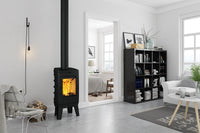 Dovre BRUT houtkachel met hoge poten in moderne woonkamer