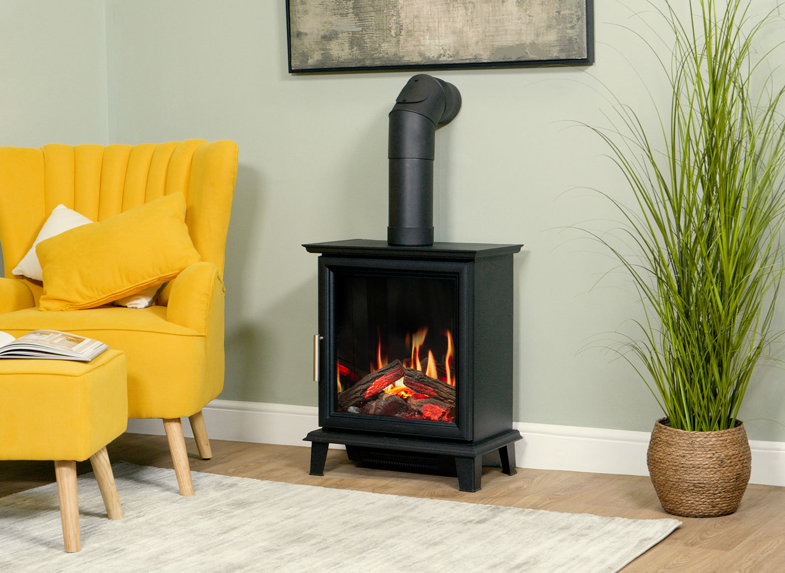Charlton & Jenrick Luminosa Stove in woonkamer met vlammen, gele stoel en plant