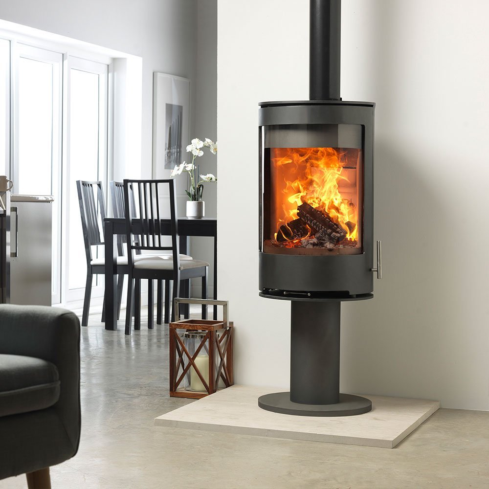 Charlton & Jenrick Purevision vrijstaand rond model voetstuk hoog in woonkamer met brandend vuur