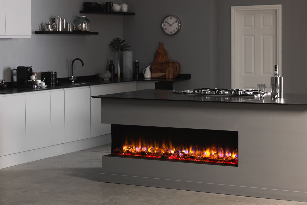 Charlton & Jenrick Ecoflame i-1500e ingebouwd in moderne keuken, met vlammen