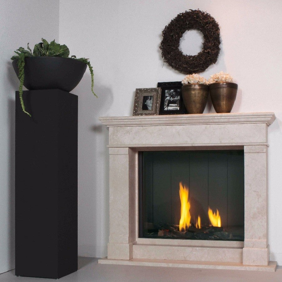 Schouw California met moderne haard in lichte woonkamer