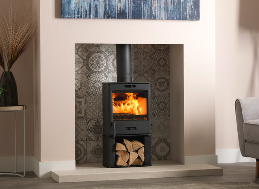 Charlton & Jenrick Fireline FQ5 houtkachel in moderne woonkamer met brandend vuur