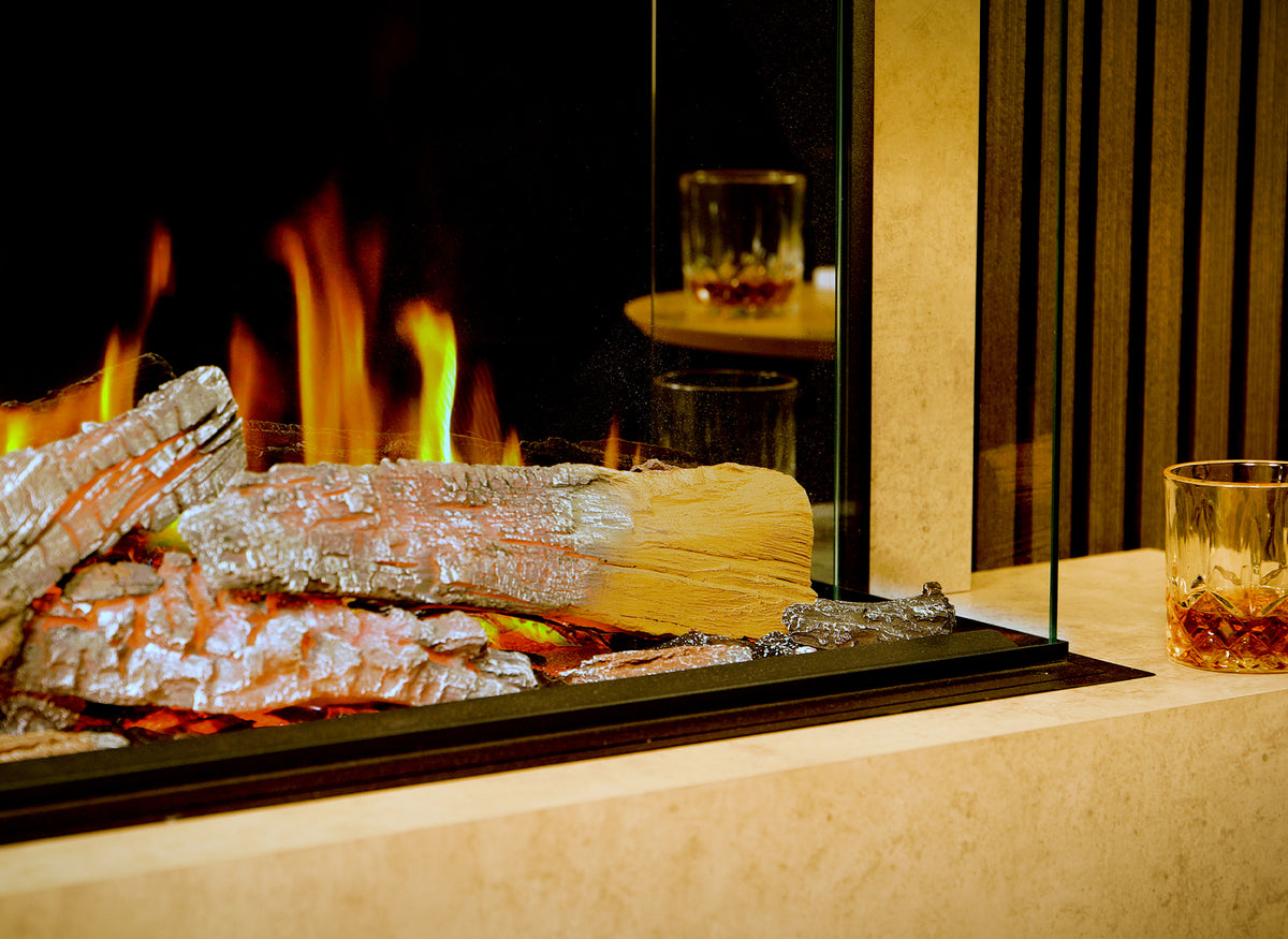 Charlton & Jenrick Luminosa 80 met sfeervolle vlammen, houtblokken en glazen in een interieur