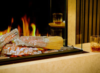 Charlton & Jenrick Luminosa 80 met sfeervolle vlammen, houtblokken en glazen in een interieur