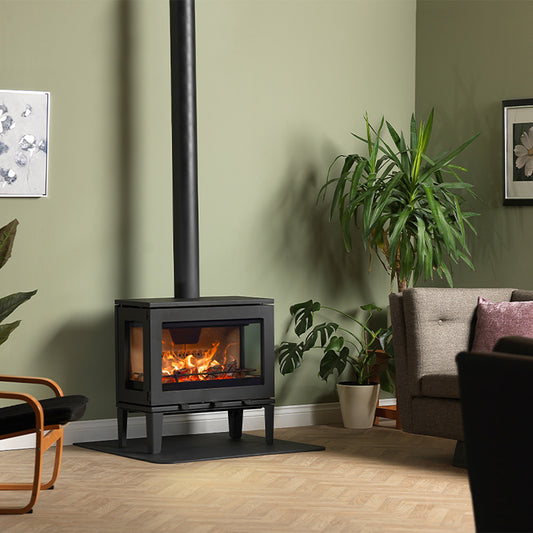 Charlton & Jenrick Purevision LPV8 houtkachel op pootjes in woonkamer met brandend vuur