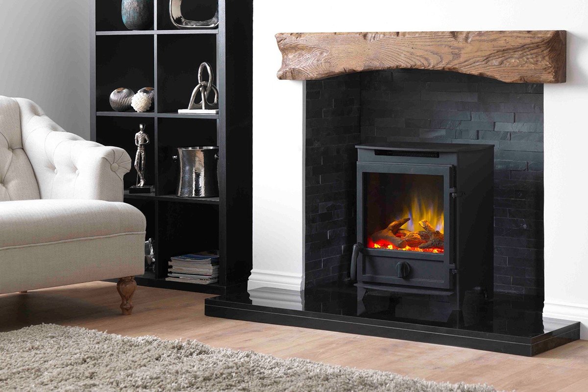 Charlton & Jenrick Fireline FP rechte deur in een moderne woonkamer met brandend vuur