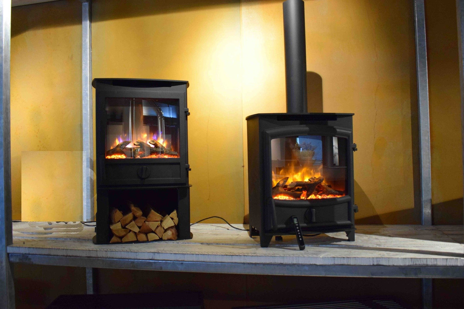 Charlton & Jenrick Fireline FP rechte deur, twee zwarte houtkachels met brandend vuur
