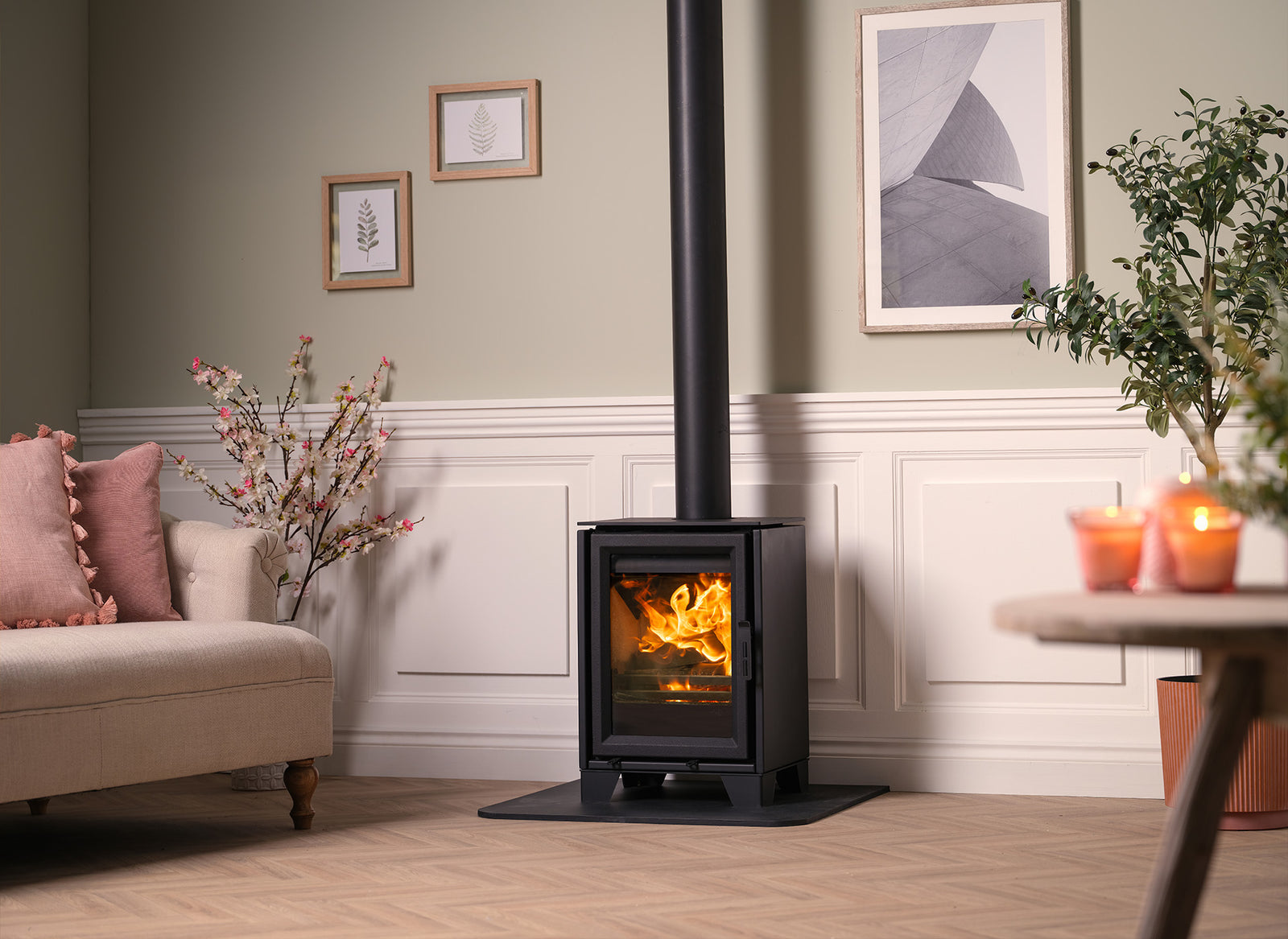 Charlton & Jenrick Fireline Ecostar 5 houtkachel in woonkamer met brandend vuur