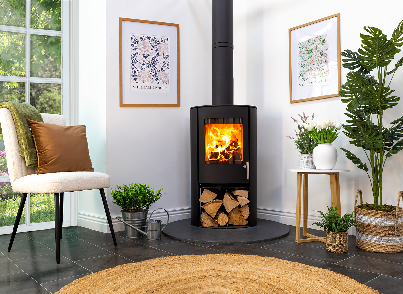 Charlton & Jenrick Woodtec FCS Cylinder houtkachel in woonkamer met brandend vuur