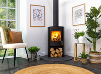 Charlton & Jenrick Woodtec FCS Cylinder houtkachel in woonkamer met brandend vuur