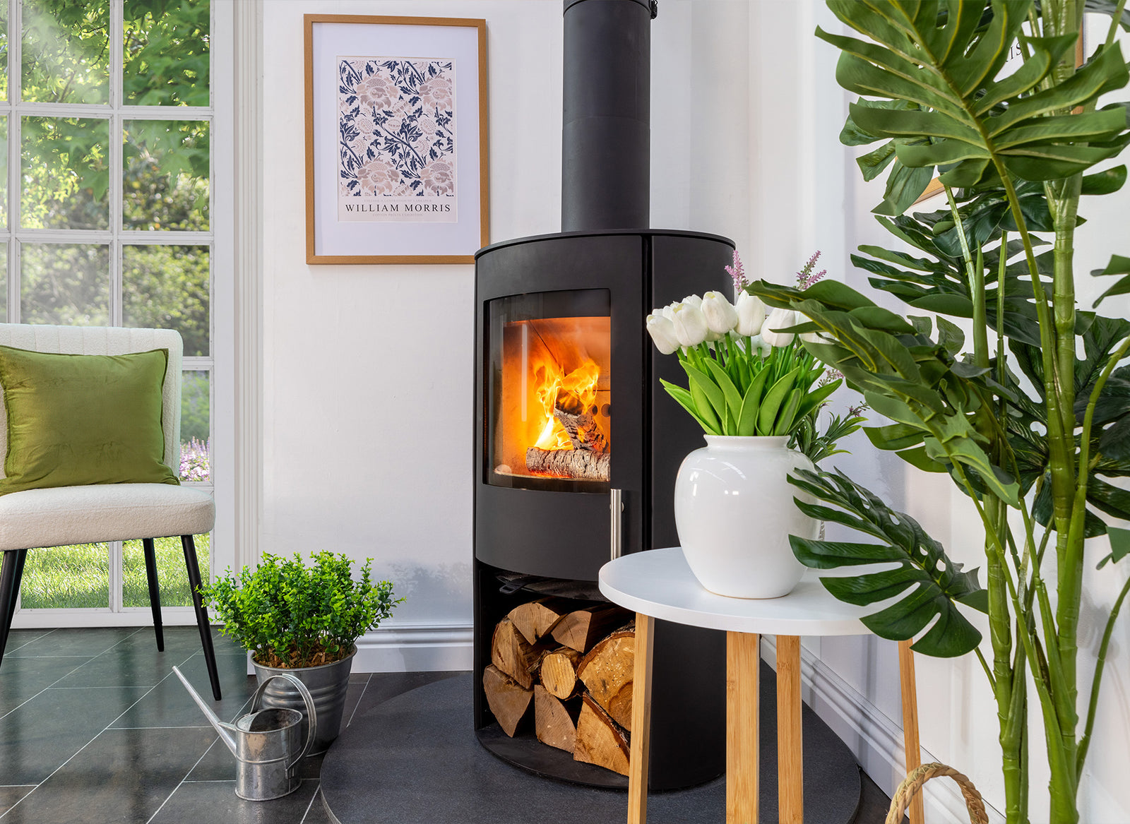Charlton & Jenrick Woodtec FCS Cylinder houtkachel in lichte woonkamer