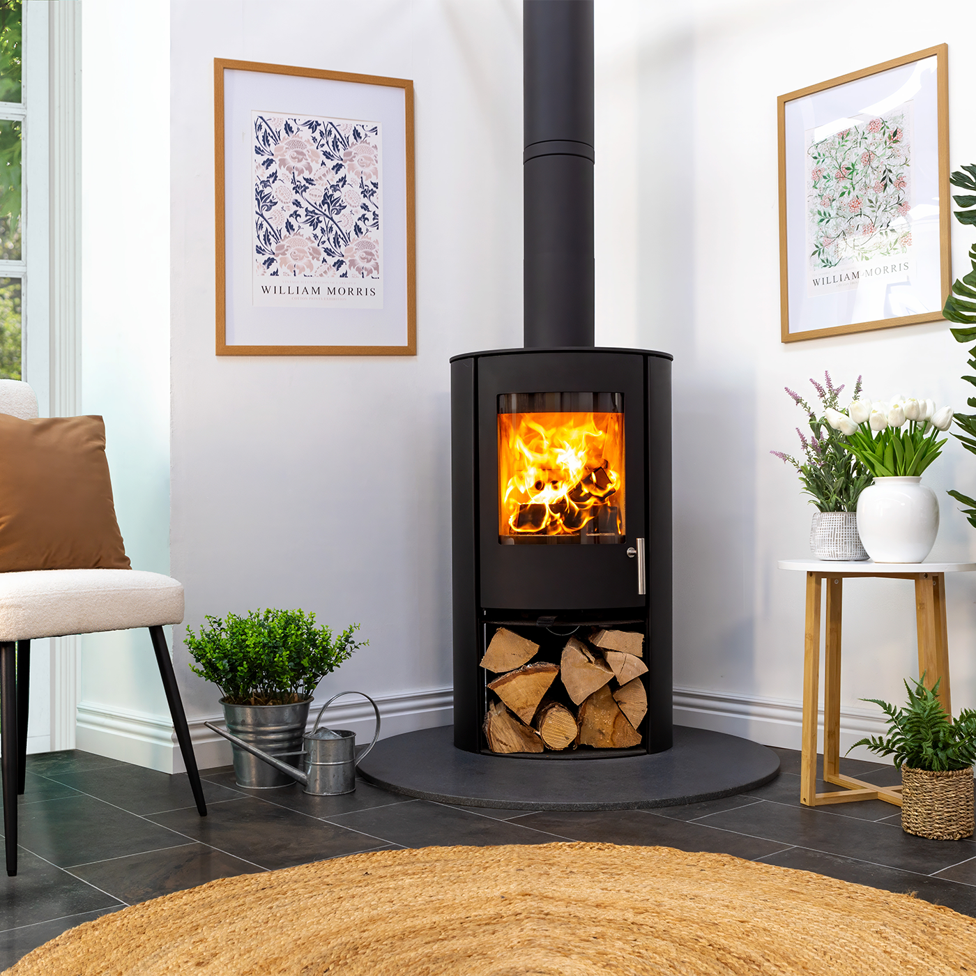 Charlton & Jenrick Woodtec FCS Cylinder houtkachel in woonkamer met brandend vuur