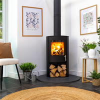 Charlton & Jenrick Woodtec FCS Cylinder houtkachel in woonkamer met brandend vuur