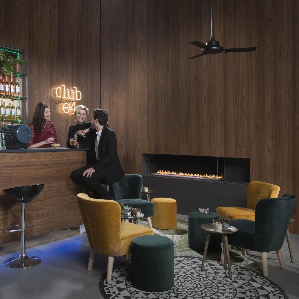 Element4 Club 140 C in moderne lounge met bar en wandhaard