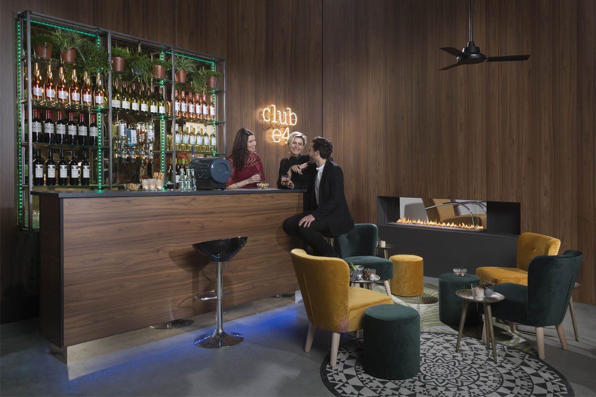 Element4 Club 140 roomdivider in stijlvolle lounge met bar en zitplaatsen