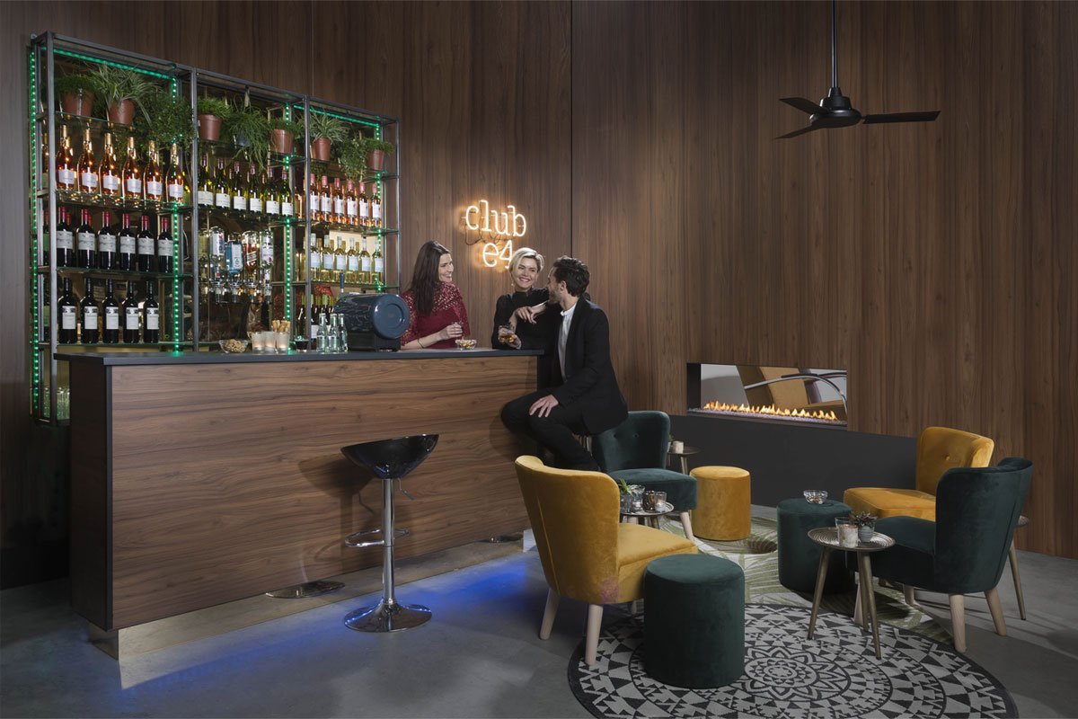 Element4 Club 140 tunnel in stijlvolle lounge met bar en neonlicht