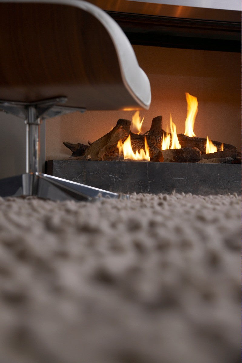 DRU Cosmo Eco Wave met brandende houtblokken in moderne haard