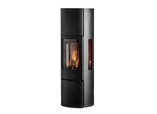 Jydepejsen Cozy Classic High houtkachel met zijruiten, zwart op witte achtergrond