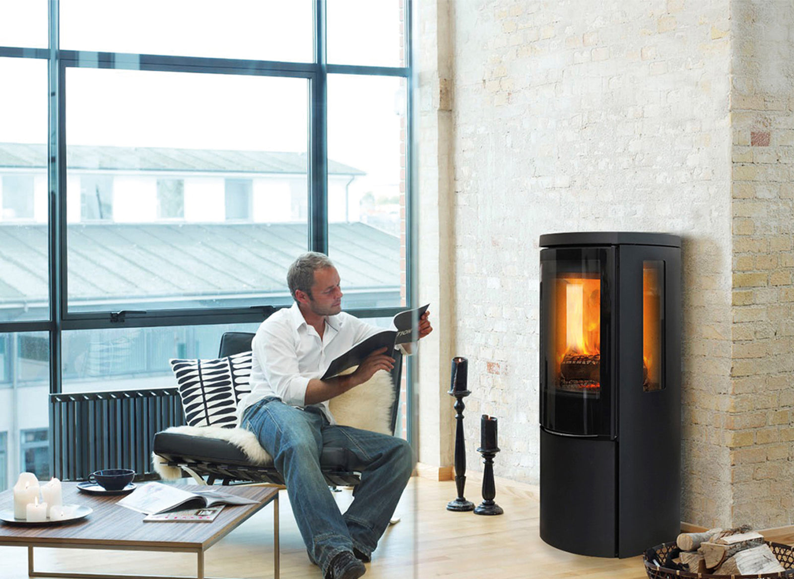 Jydepejsen Cozy Classic met zijruiten in moderne woonkamer met brandend vuur