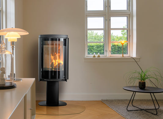 Jydepejsen Cozy Modern Base in woonkamer met brandend vuur en zijruiten