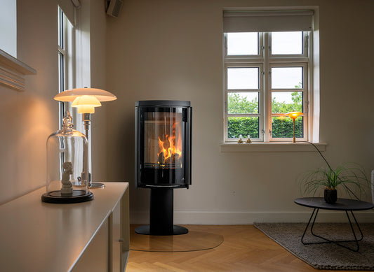 Jydepejsen Cozy Modern Base haardkachel in moderne woonkamer, met vlammen
