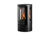 Jydepejsen Cozy Modern Low houtkachel met zijruiten, brandend op witte achtergrond