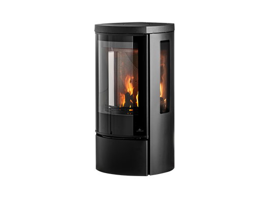 Jydepejsen Cozy Modern Low houtkachel met zijruiten, brandend op witte achtergrond
