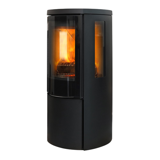 Jydepejsen Cozy Modern met zijruiten, zwarte houtkachel met brandend vuur