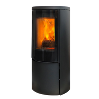 Jydepejsen Cozy Modern houtkachel met brandend vuur op witte achtergrond