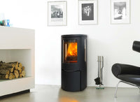 Jydepejsen Cozy Classic met zijruiten in moderne woonkamer, brandend vuur