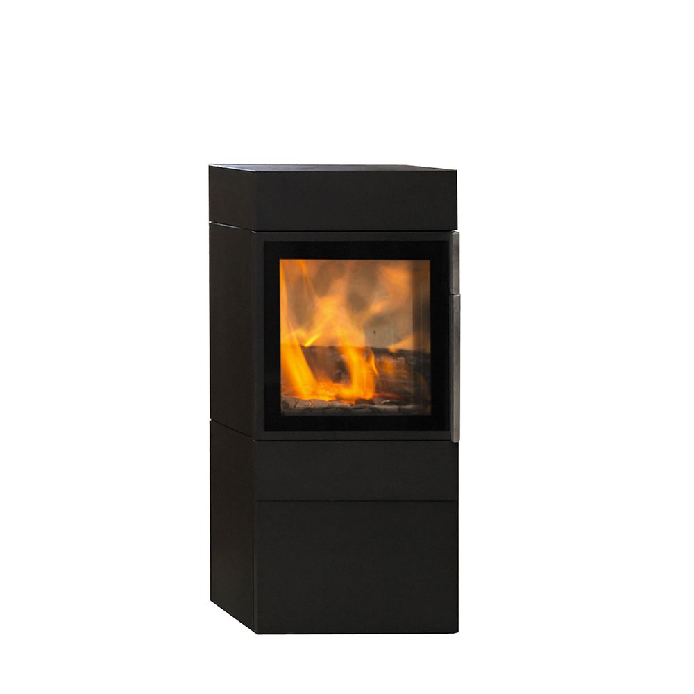Jydepejsen Cubic 109 zwarte kachel met brandend vuur