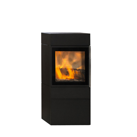 Jydepejsen Cubic 109 zwarte kachel met brandend vuur