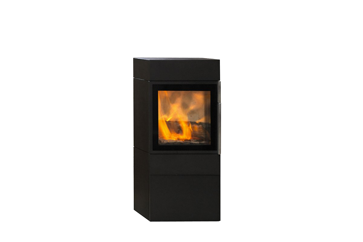 Jydepejsen Cubic 109 kachel met brandend vuur op witte achtergrond