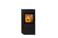 Jydepejsen Cubic 109 kachel met brandend vuur op witte achtergrond