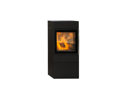 Jydepejsen Cubic 109 kachel met brandend vuur op witte achtergrond