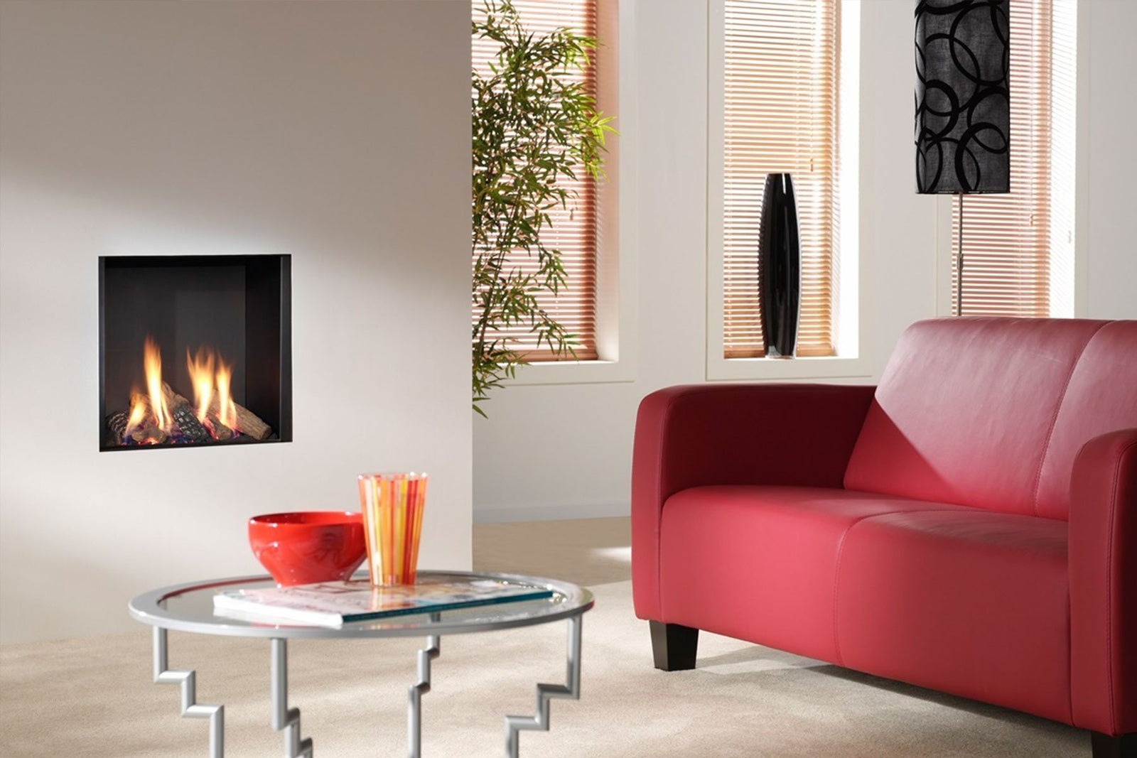 Element4 Cupido 50 gashaard in moderne woonkamer met rode bank